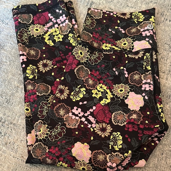 NWOT Lululemon Wunder Under Crop (Hi-Rise) 21" in Fluorolace Multi size 4 - Picture 5 of 6